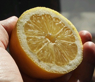 lighten hands with lemon